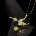 Collana con ciondolo a forma di colibrì squisito con gemma verde e zirconi luccicanti in oro - Gemma a Goccia Verde/Catena Box Oro / Uccello Verde