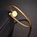 Minimalistischer goldener Titanstahl-Armreif in gedrehtem Design für Damen - Runder Stil / Glänzend