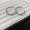 Primer plano de pendientes de aro plateados trenzados con acabado de metal texturizado - Pendientes de Aro Sencillos con Textura de Cuerda Trenzada Plateada (20#)