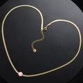 Collana a catena serpente dorata con ciondolo occhio del male rosa su fondo scuro - Rosa