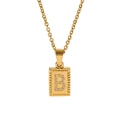 Détail d'un pendentif rectangulaire doré avec l'initiale B en zircon sur chaîne dorée - Style Lettre B (TN3001-B)