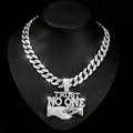 Gros plan du pendentif poignée de main Trust No One avec chaîne cubaine en strass - Pendentif en argent avec chaîne cubaine de 18 pouces