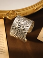 Detailaufnahme des Vintage-Boho-Armreifs in Altsilber mit filigranem Blumenreliefmuster - Gravierte Blume Antiksilber