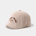 Detail van de baby-corduroy pet in beige stof met bruin Lovely Bear borduursel - 50cm (1-3 jaar) / Broken Wit