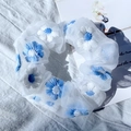 Witte organza scrunchie met blauwe en witte madeliefjes borduurwerk in de zon - 2# Melkblauw