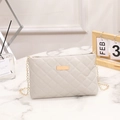 Sac bandoulière matelassé avec chaîne dorée sur marbre et décor raffiné - Blanc