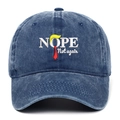 Detailansicht der Nope Not Again Stickerei auf der gewaschenen blauen Denim-Baseballkappe - Marineblau