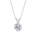 Elegante collana in argento S925 con pendente in moissanite rotonda su sfondo bianco - Stile Moissanite