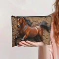 Detail van canvas make-uptas met reliëfprint van een paard en een metalen ritssluiting - Paardenhoofd Reliëf (jiayingpbb0177)