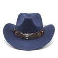 Détail d'un chapeau en feutre bleu marine orné d'un emblème métallique de tête de taureau - M (56-59cm) / Bleu marine