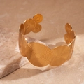 Bracciale rigido dorato con cerchi concentrici sovrapposti e trama a spirale - Grande / Polsino a onde aperte / Oro