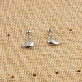 Vue détaillée de boucles d'oreilles baleine en acier inoxydable argenté sur un tapis tissé - Style Baleine (Couleur Acier 5#)