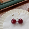 Orecchini a ciliegia retrò con steli dorati su un piatto decorativo in ceramica - Piccolo Rosso Scuro Tinta Unita