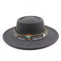 Détail du chapeau en feutre gris avec bande de perles turquoise et pompons bohèmes - M (56-58cm) / Gris foncé