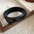 Detail van een brede zwart-wit marmeren patroon acryl armband op een juwelendoosje - Zwart Marmerpatroon