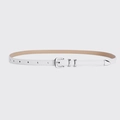 Cinturón fino de cuero blanco para mujer con hebilla plateada minimalista y punta metálica - Blanco