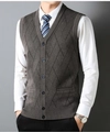 Bruin gebreid vest voor heren met V-hals, knoopsluiting en geometrisch ruitjespatroon - M / camel