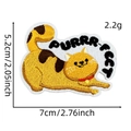 Dettaglio di una toppa ricamata a forma di gatto giallo con scritta PURRR-FECT e misure - Gatto Giallo (PURRR-FECT)