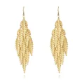 Dettaglio orecchini a pendente con foglie multistrato placcati in oro 18k con gancio - Stile Piuma (EA2151 Stile 3)