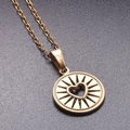 Macro de colgante circular bañado en oro con corazón hueco y diseño de rayos - Collar de Oro