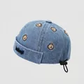 Detail der blauen Kinder-Dandymütze aus Denim mit Bärenstickerei und verstellbarem Kordelzug - 52cm(Verstellbar) / Blau