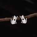 Foto macro de pendientes de gato plateados con detalle de corazón calado - Color Acero