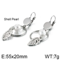 Ohrringe aus Titanstahl mit Blattanhänger und weißer Muschelperle auf weißem Grund - Stahlfarbe Blatt Stil (KE87673-KFC)