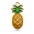 Detailansicht eines vergoldeten Ananas-Anhängers mit gelber und grüner Emaillierung - Emaille Ananas 11.5X24mm