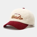 Detalle de gorra de pana vintage con bordado de letras 'BE WILD AND Wonder' en color - Ajustable / Beige/Burdeos
