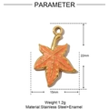 Dettaglio del ciondolo a foglia di acero in smalto arancione con dimensioni e materiale acciaio - YE735-2-Foglia di Acero Arancione