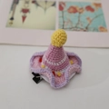 Handgehäkelter rosa Partyhut-Haarclip mit bunten Pompons und lila gewelltem Rand - Hellrosa Hutklammer
