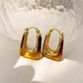 Orecchini a U placcati oro 18K con dettaglio in resina ambra su sfondo materico - Ambra