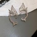 Gedetailleerde weergave van zilveren vlindervleugel oorkappen met hol metalen design - Oorclipstijl - Elfen-vlinder (HE11207) / Zilver