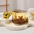 Dettaglio del portachiavi creativo Capybara con sabbie mobili liquide e glitter dorati - Sabbie Mobili Capibara-Vasca da Bagno