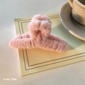 Rosa 12cm Plüsch-Haarklammer für Damen in einem gemütlichen Lifestyle-Ambiente - 11cm / Hellrosa