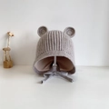 Detail einer hellgrauen Baby-Strickmütze mit süßen Bärenohren und schützenden Ohrenklappen - 10 Monate-3 Jahre/48-50cm / Grau