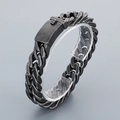 Dettaglio del bracciale a catena cubana in acciaio al titanio argento con chiusura a scatto - Nero Antico (KB71831-BD)