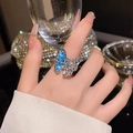 Eleganter Schmetterlingsring mit blauen Kristallen und silbernem Flügel am Finger - Silber Bunter Schmetterling (J917)