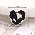 Spilla artistica a cuore in smalto nero con centro floreale argento per decorazione - Rosa Cuore Argento
