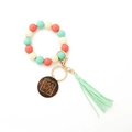 Détail du porte-clés en perles de silicone macaron avec breloque MAMA et pompon vert - Vert Menthe