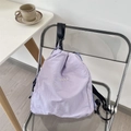 Dettaglio dello zaino lavanda con coulisse, ricamo sozakka e spallacci neri - Viola Chiaro