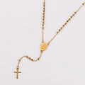Detalle de un collar rosario de acero inoxidable dorado con medalla de María y colgante cruz - Dorado