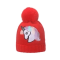 Berretto invernale rosso in maglia con pompon e ricamo a unicorno colorato sul bordo - M(56-58cm) / Rosso