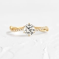 Eleganter gedrehter Ring mit 18k Goldbeschichtung, Solitärstein und Pavé-Diamantbesatz - US-Größe 6 / Gold