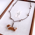 Detalle de collar con colgante de perro teckel, perlas y cruz en cuero trenzado - Collar-Café-Plata