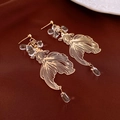 Dettaglio di orecchini a forma di pesce rosso dorato con metallo traforato e perle di vetro - Orecchini a Coda di Pesce Koi / Oro