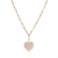 Collier trombone doré avec pendentif cœur en perles et nacre sur fond blanc épuré - Collier Or