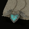 Collana medaglione a cuore luminoso con ali d'angelo e luce blu su base di pietra - Cuore Ali Stile Pietra