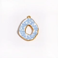 Detail van blauw-witte porseleinen hanger met gouden rand en bloemig krulpatroon - Onregelmatige Ring met Porseleinpatroon (Stijl 3)