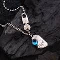 Collier avec pendentif LUCKY, zircon bleu et finition argentée sur fond de charbon - Pendentif Clé Serrure Zirconia Bleu (XL0411)
